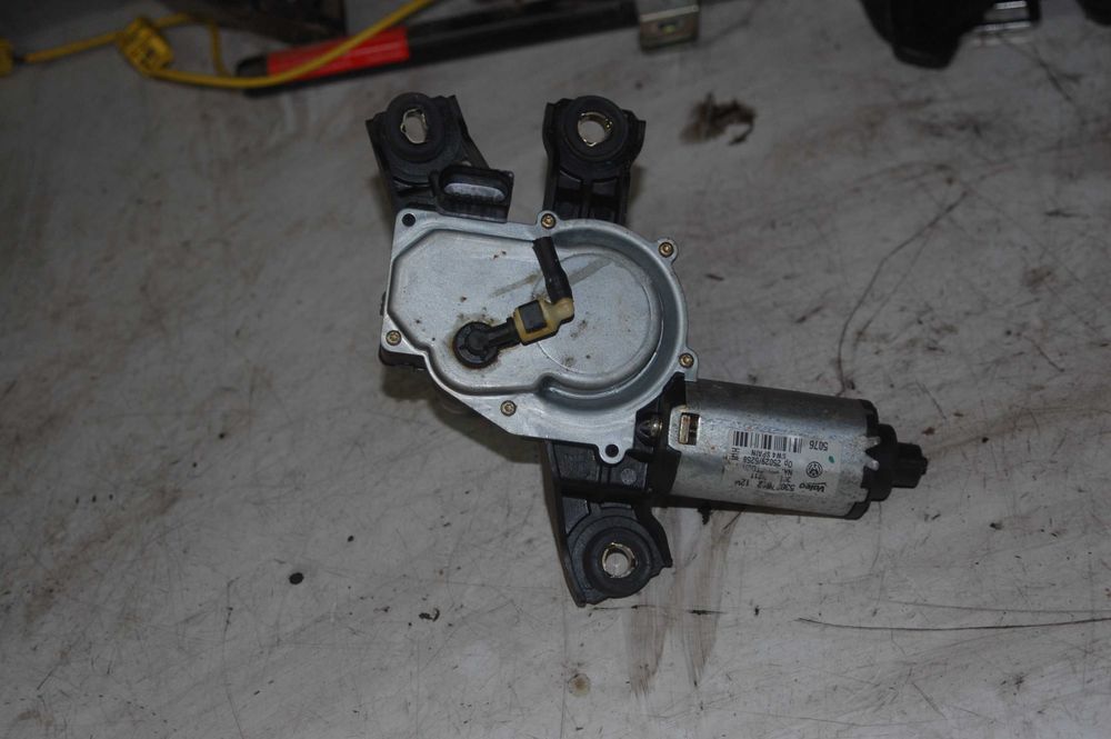 Silniczek tylnej wycieraczki VW Passat B6 kombi