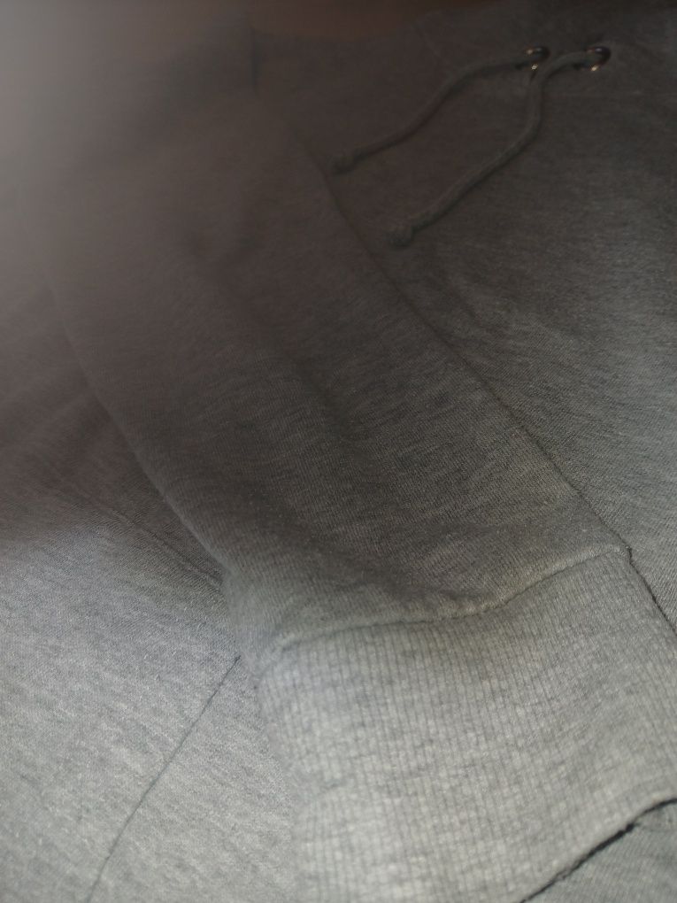 Szarą bluza z kapturem