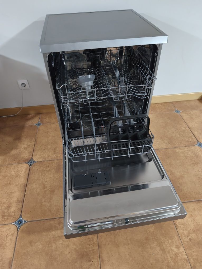 Máquina de lavar loiça AEG semi nova