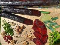 Сиров'ялені ковбаси та м*ясні вироби, копчені на  дровах.