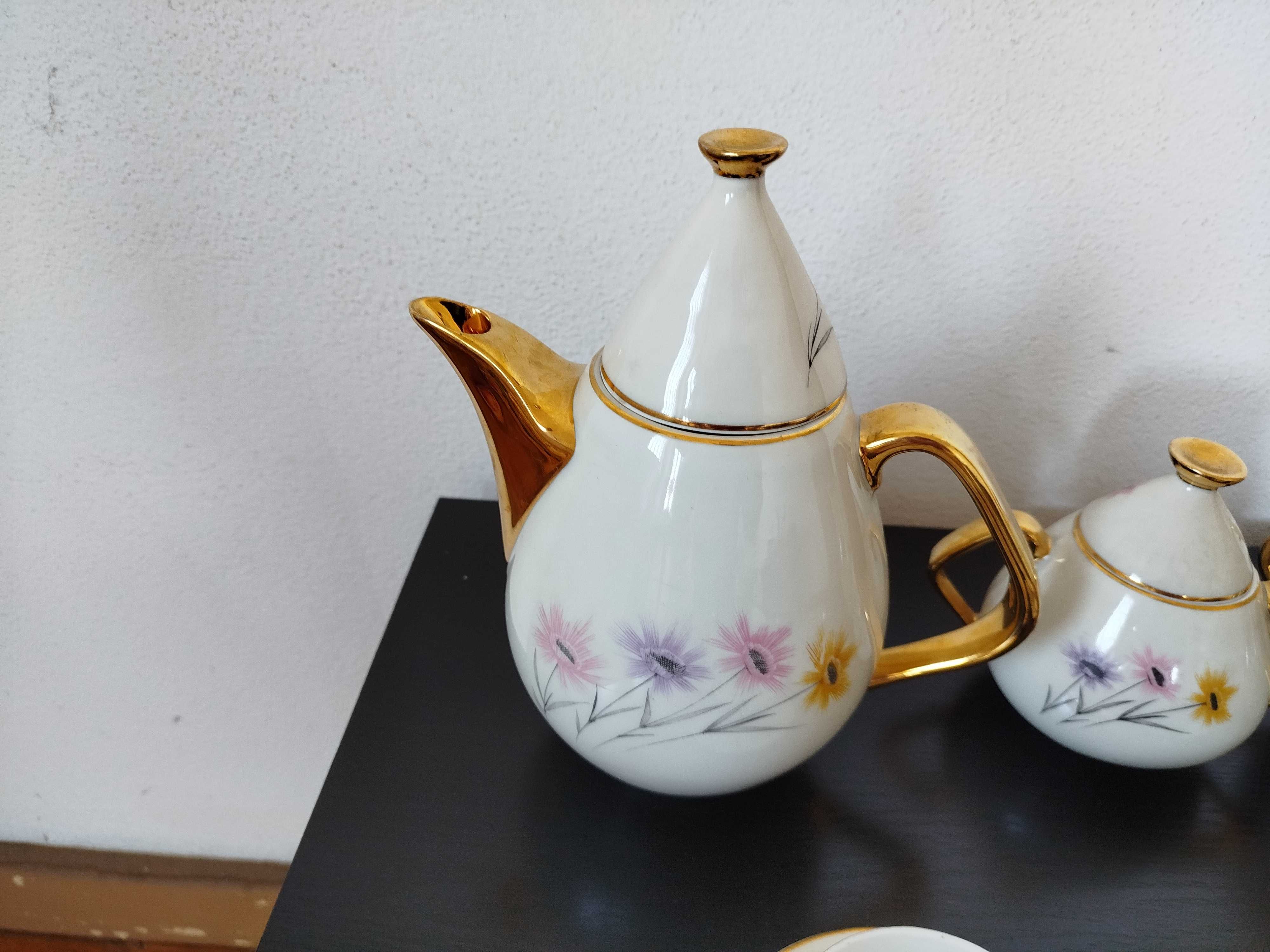 Conjunto de café em bom estado