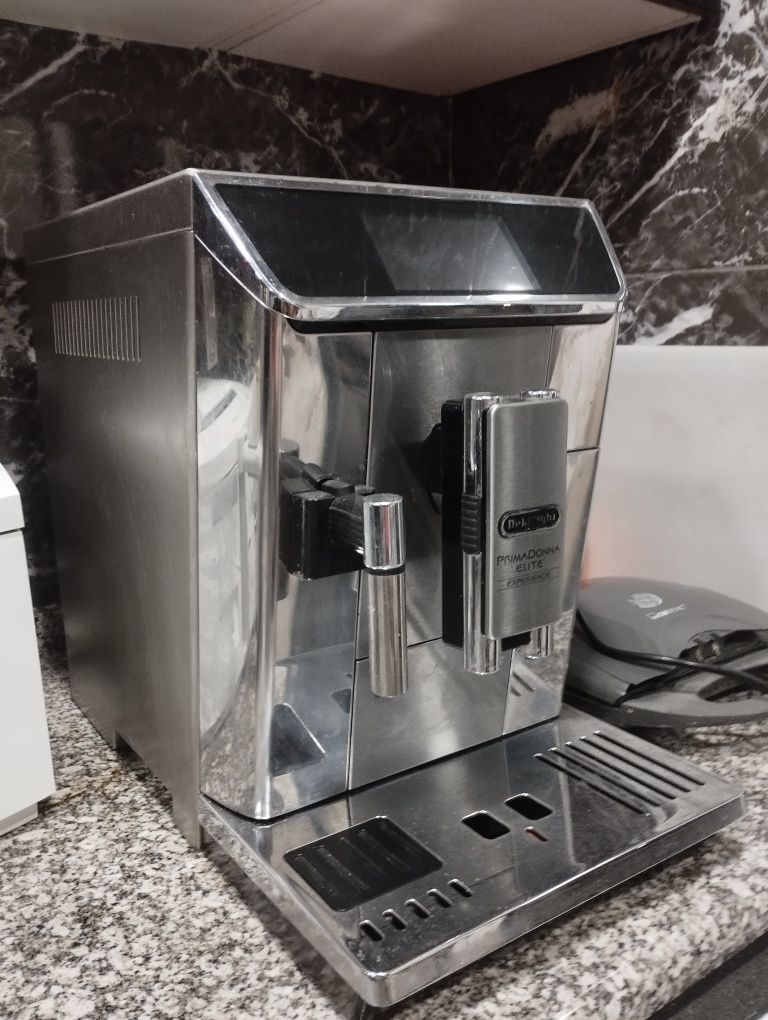 Máquina de Café Expresso Automática DELONGHI PrimaDonna Elite Experien