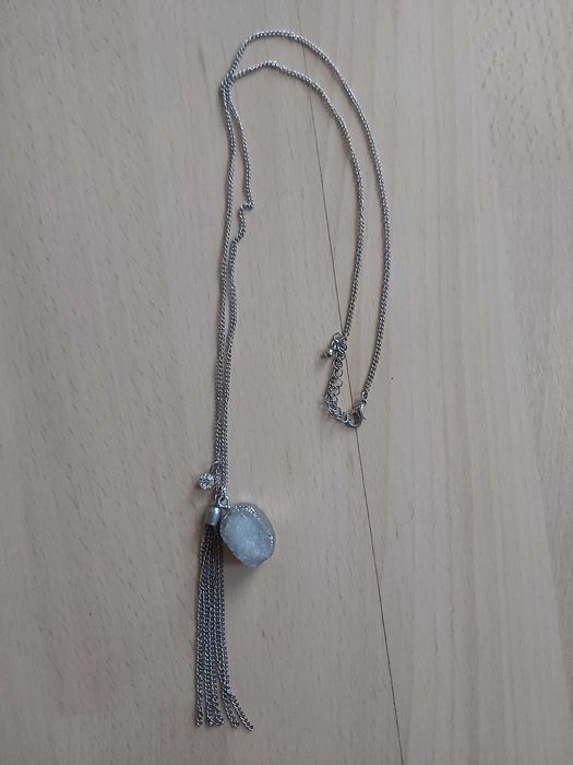 Srebrny długi wisiorek z kamieniem