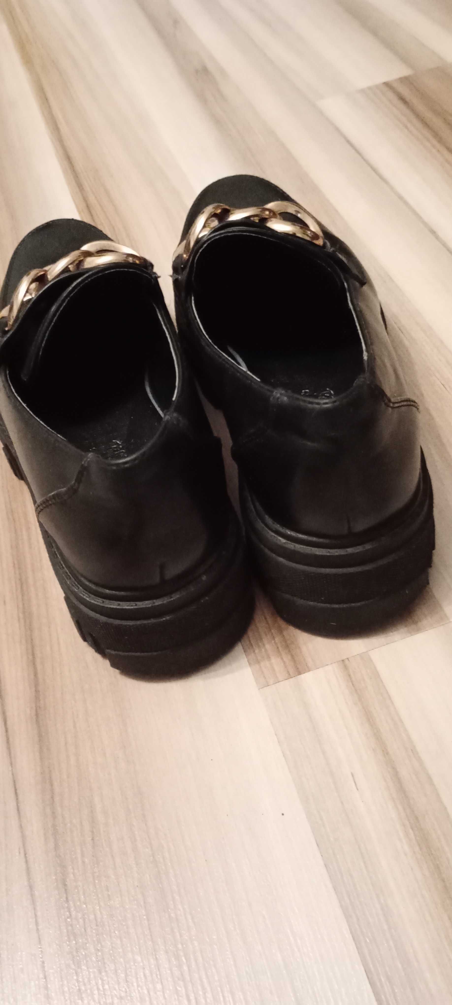 Buty trapery rozm 39 czarne z łańcuszkiem Shoaes