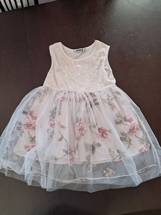 Delikatna sukienka w kwiaty – idealna na wyjątkowe okazje