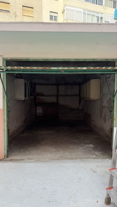 Garagem e espaço de estacionamento