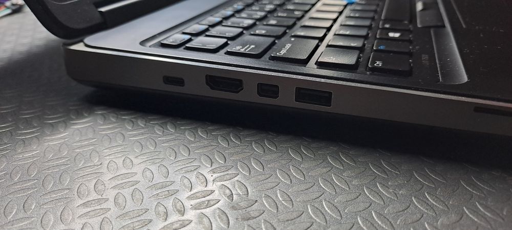 Vende-de portátil Dell Precision 7520.
Gráfica dedicada Nvidia Quadro