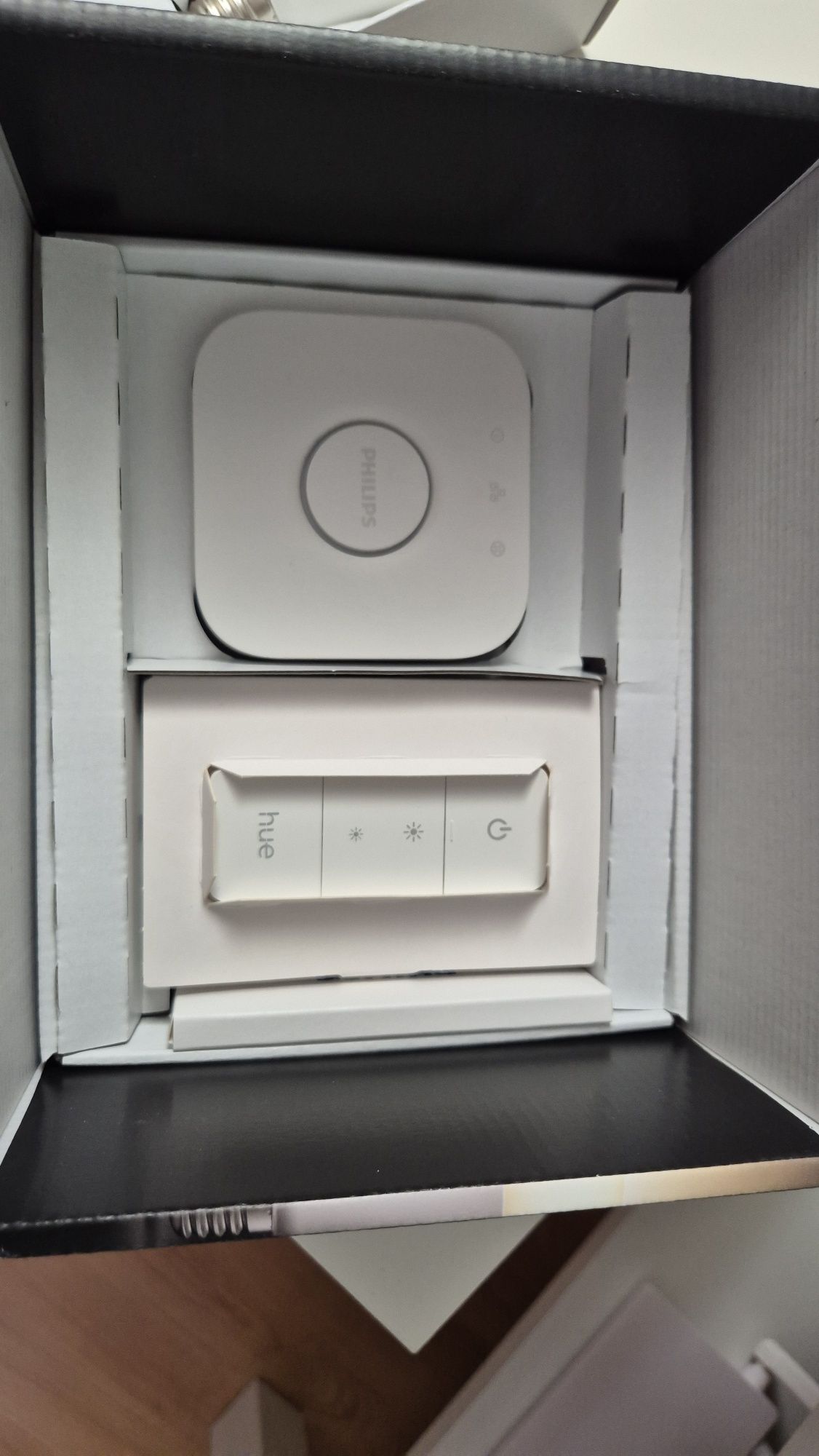 Zestaw oświetlenia smart Philips Hue - 3 x E27, pilot, mostek, 1100 lm