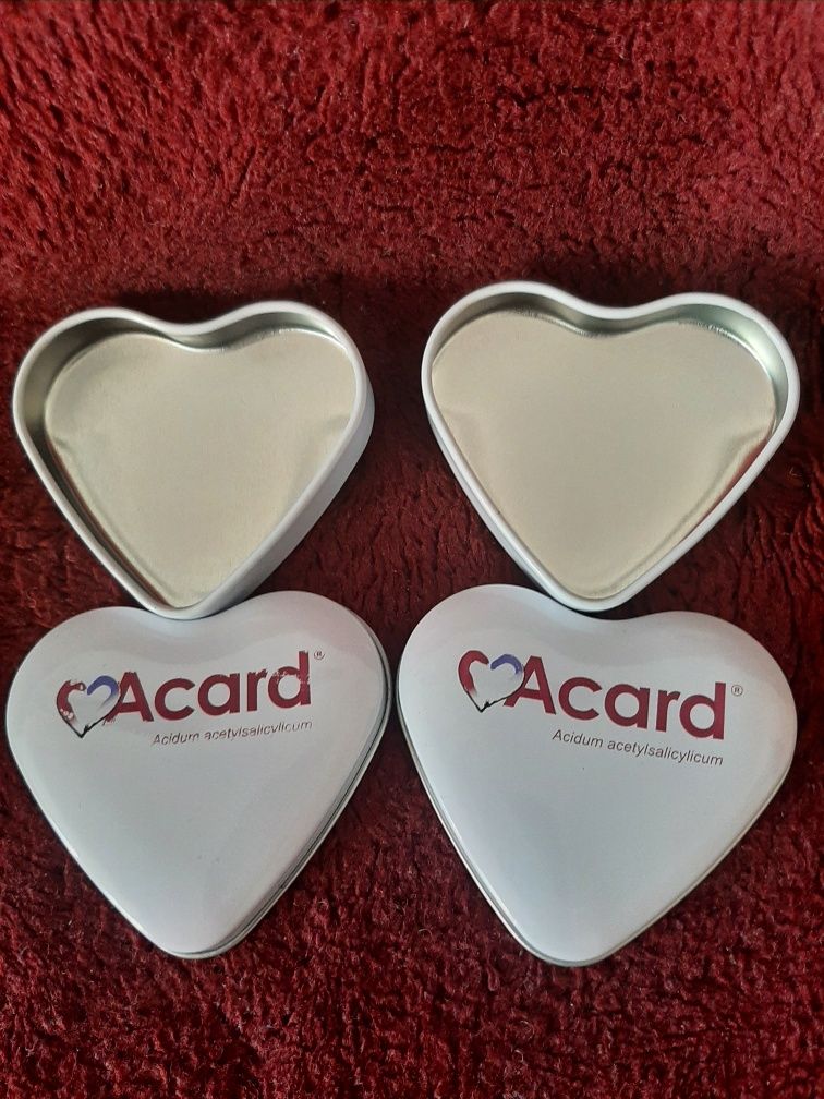 Pudełeczka metalowe w kształcie serca z napisem Acard, cena za 2 szt.