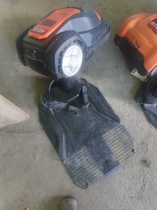 Roboty koszące z bazami zasilaczami drutem lecz z 1 baterią