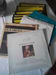Vendo 19 discos de vinil 12 musica classica 6 de musica country etc