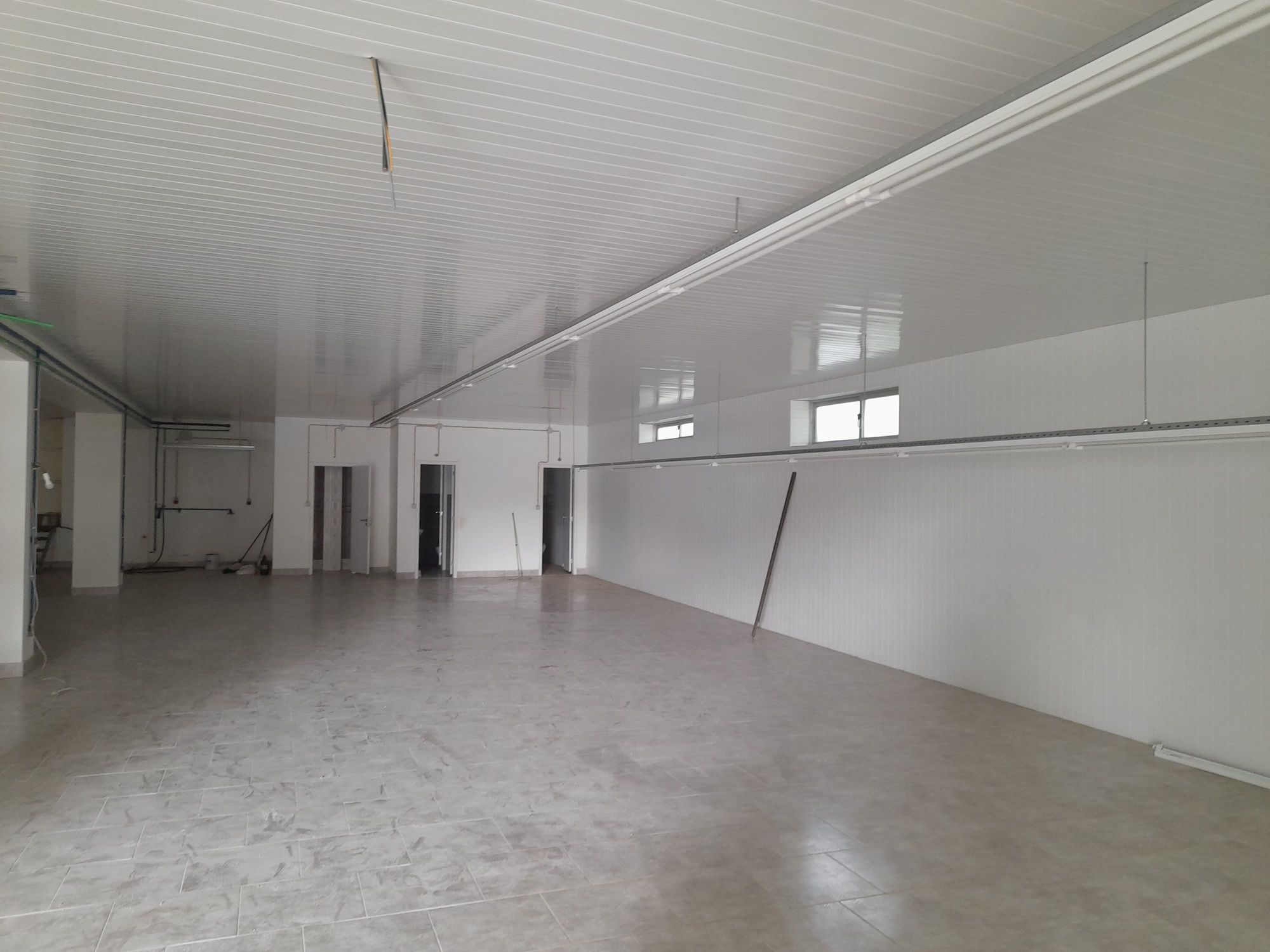 Arrendo pavilhao com 350m2