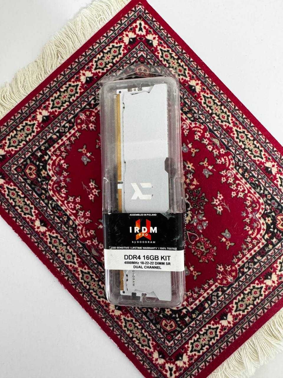 ОЗУ RAM Goodram IRDM PRO White DDR4-4000 IRP-W4000D4V64L18S/16GDC