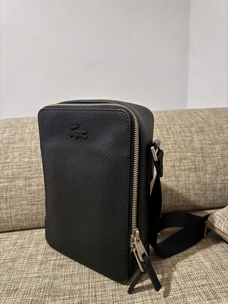 Torba na ramię męska Lacoste.