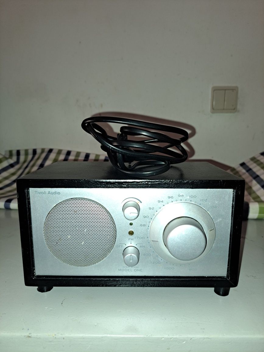 Radio antigo Tivoli áudio model-one com  várias entradas trabalhar