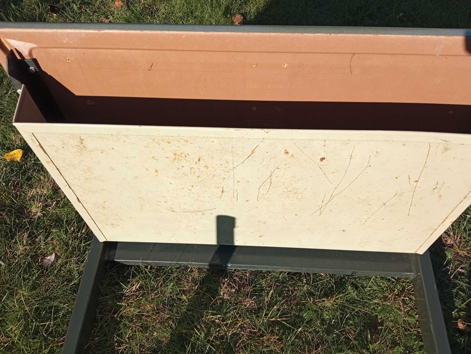 Biurko. Biurko. Wymiary: 70x70x50  cm.