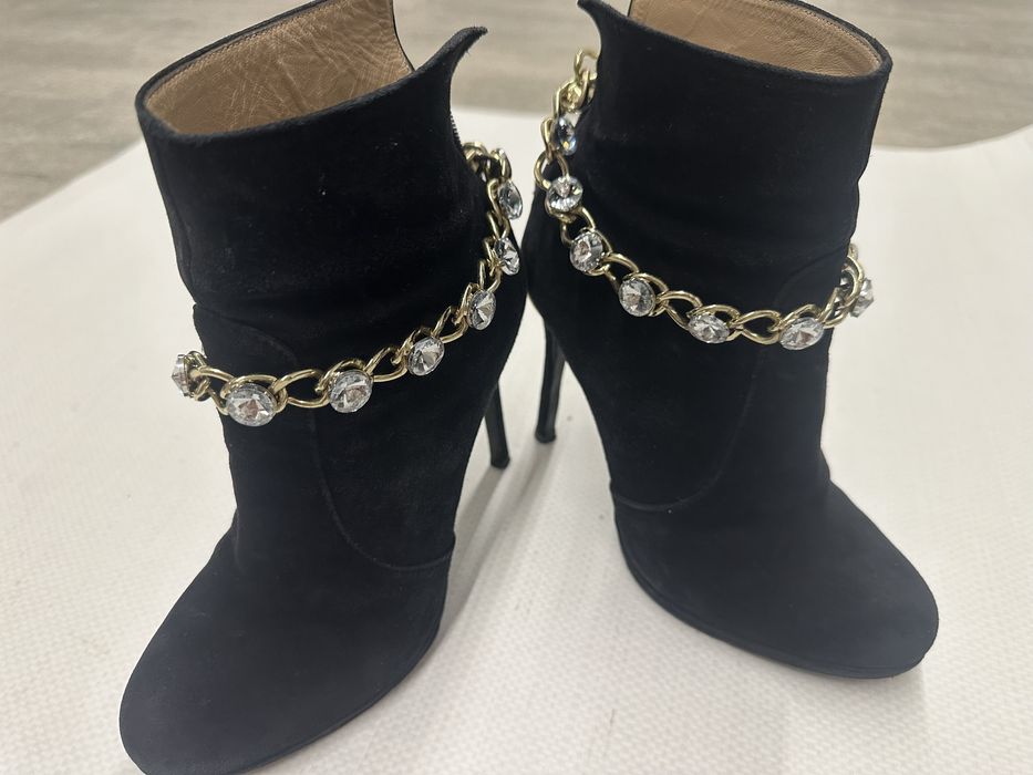 Bota preta em camurça