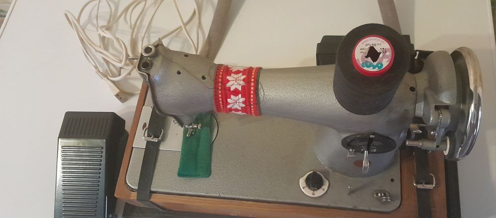 Машинка швейна єлектрична