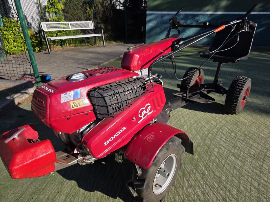 Traktor Honda do konserwacji boisk