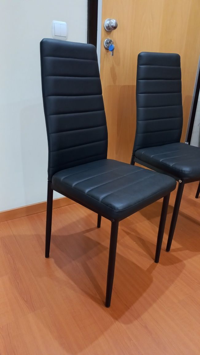 3 Cadeiras estufadas com estrutura metálica