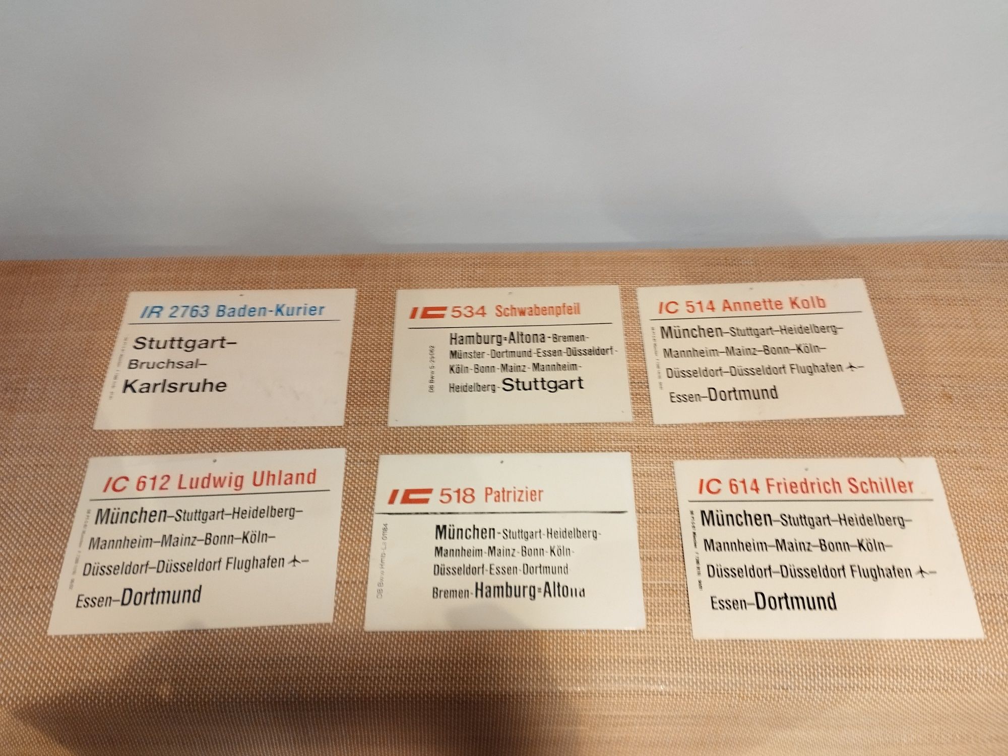 Kolekcjonerskie niemieckie plastikowe tabliczki kolejowe 11 sztuk