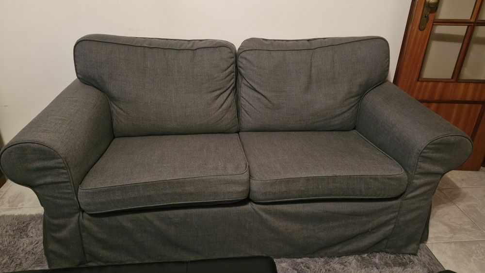 Sofá e cadeirão em bom estado de conservação