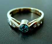 Białe Złoto 14K 585 pierścionek z zielonym brylantem 0.30 ct