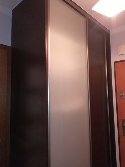 Szafa przesuwna. Drzwi/ połki / drązek na ubrania