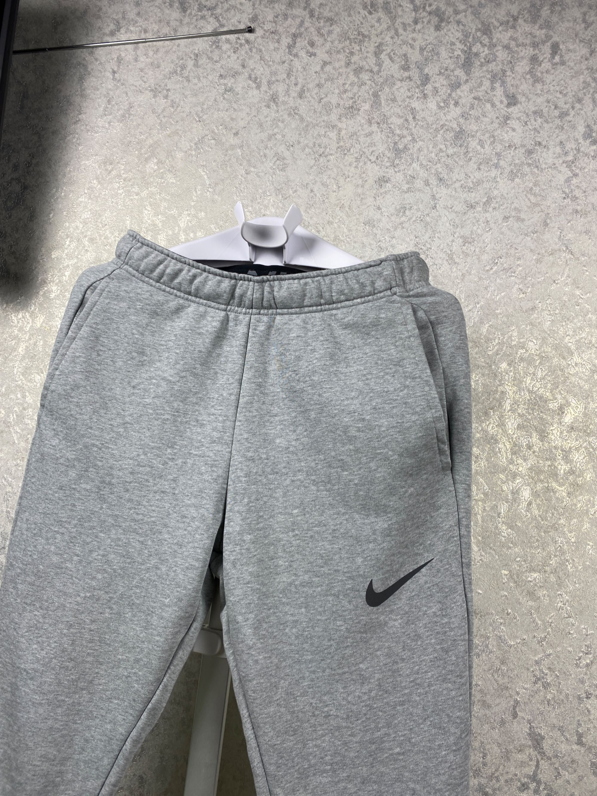 Мужские серые спортивные штаны Nike Dri-Fit Standart Fit S
