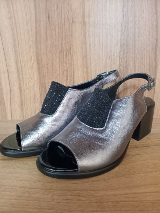 Продам гарні жіночі босоніжки