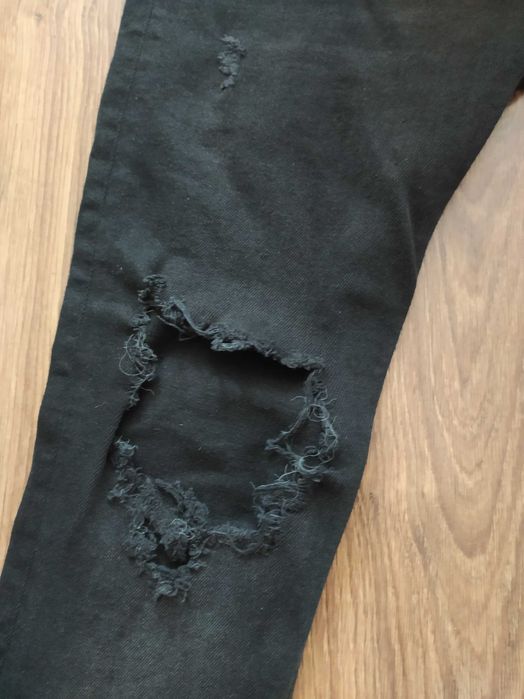 Bershka super skinny jeansy z rozdarciami