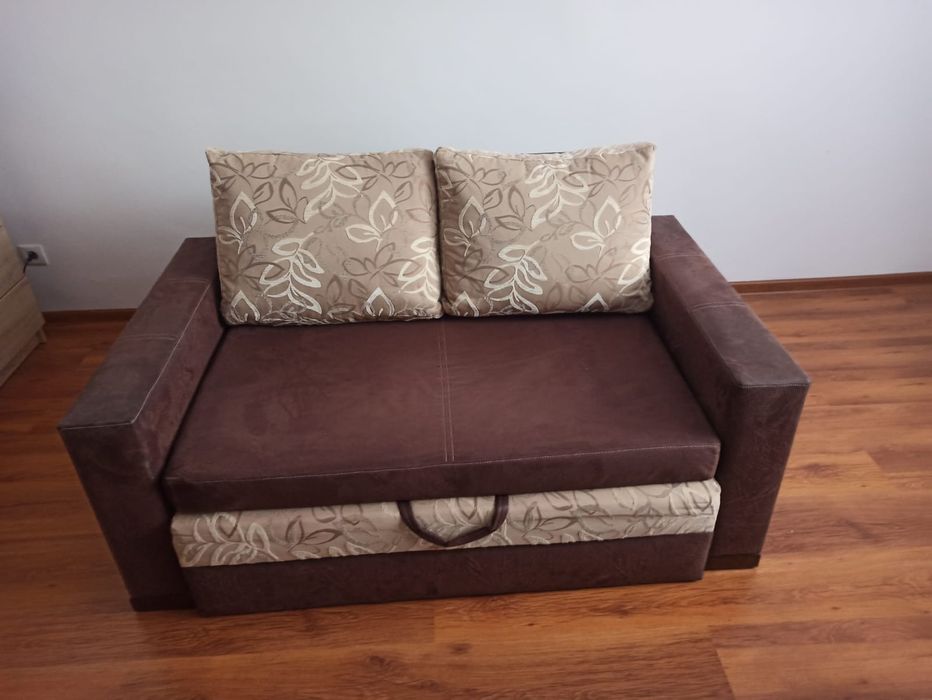 Rozkładana sofa dwuosobowa z poduszkami