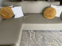 Sofá cinzento com chaise longue, com capa beige