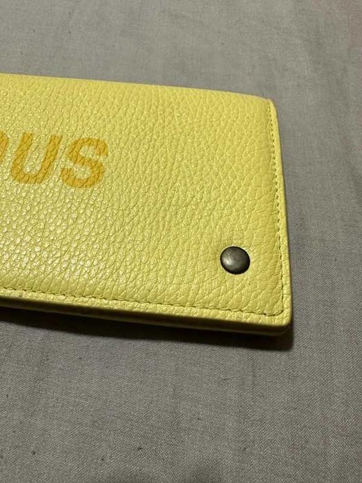 carteira amarela tous com letras amarelas escuras