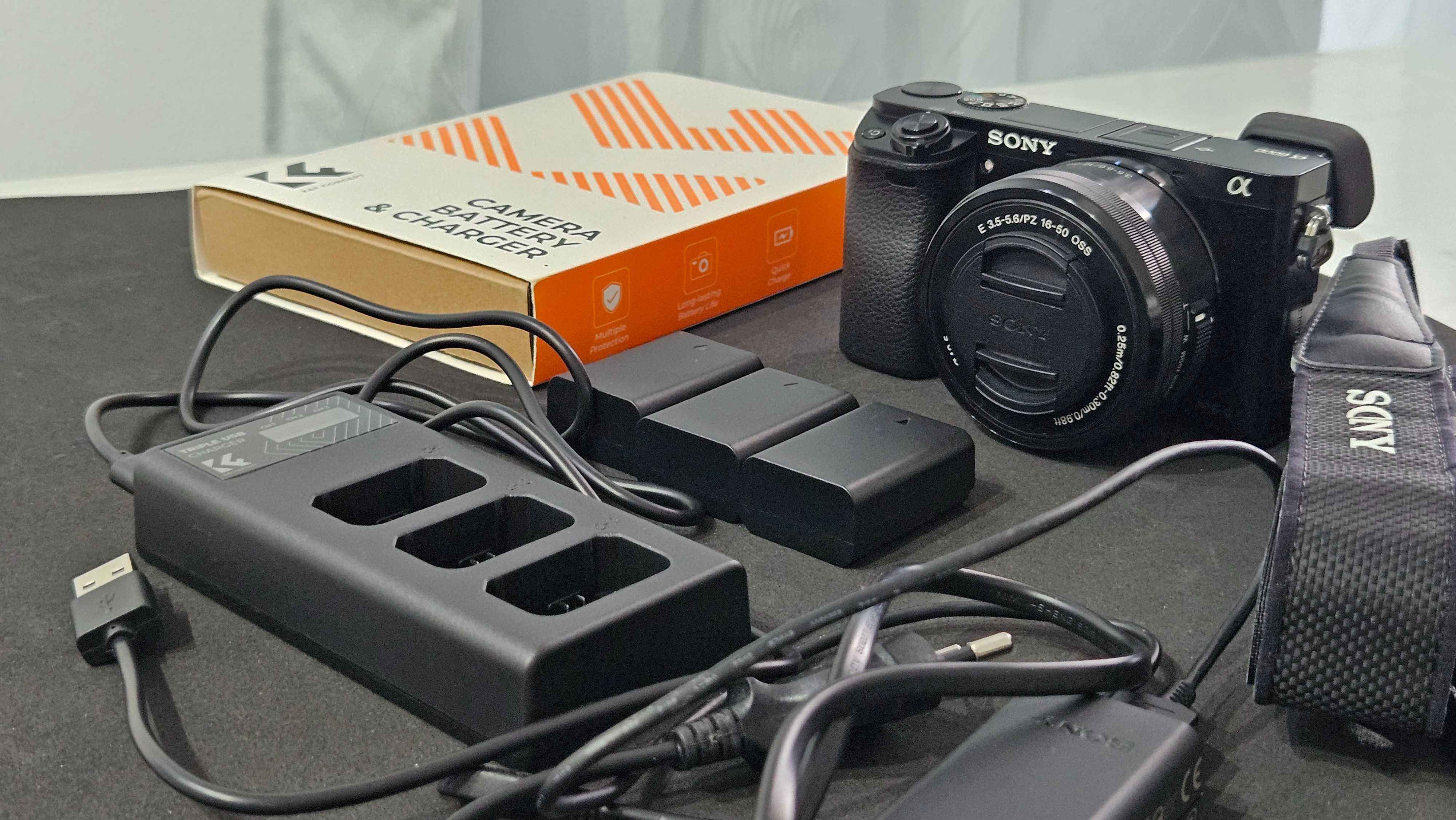 Sony A6000 com objetiva e vários acessórios