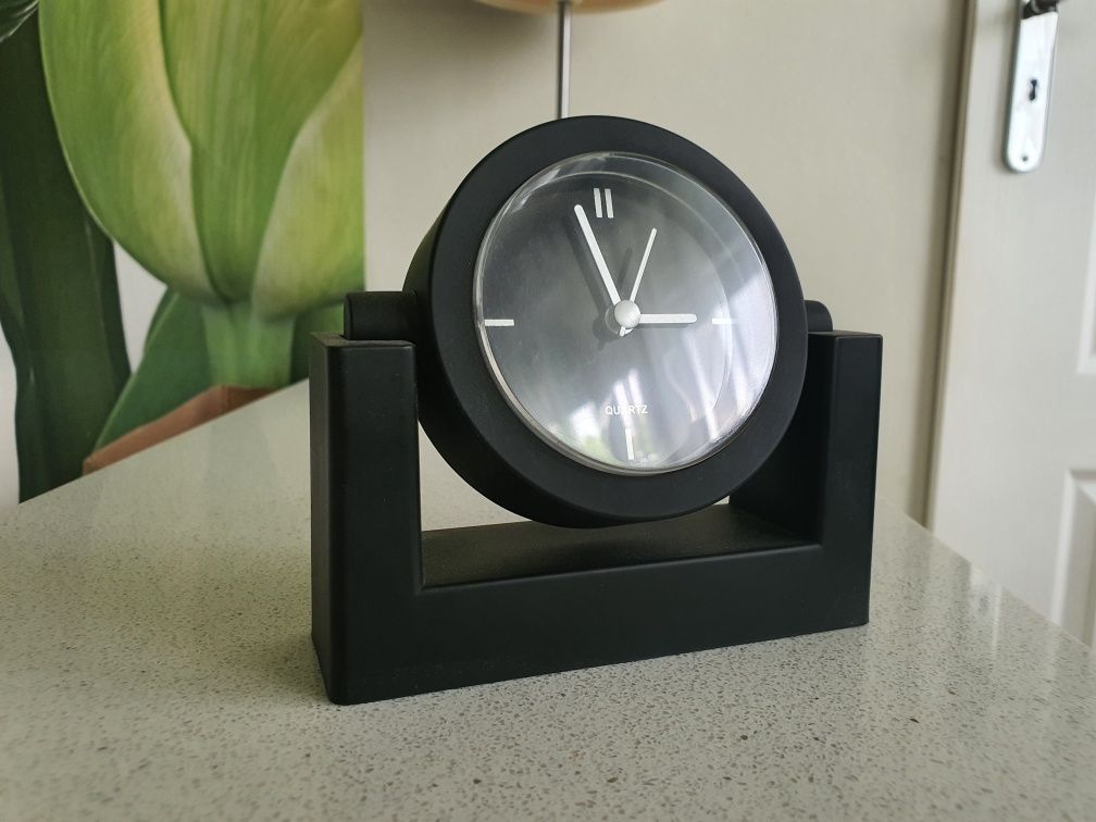 minimalistyczny zegarek stojący