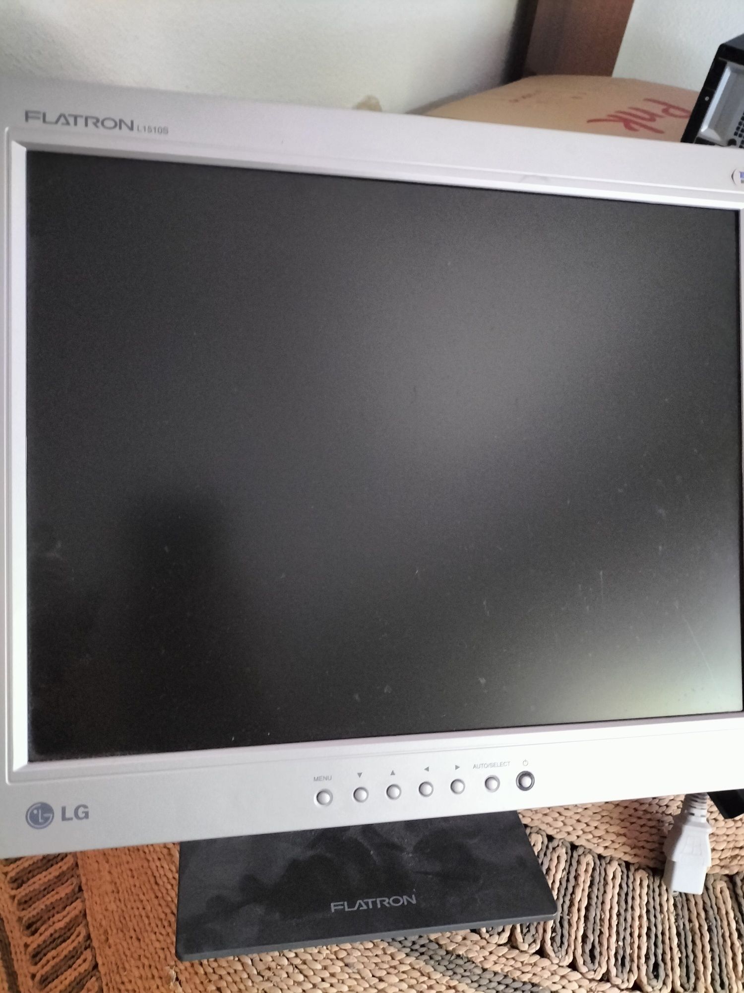 Monitores de computador (LG e Samsung) e torre Intel i7
