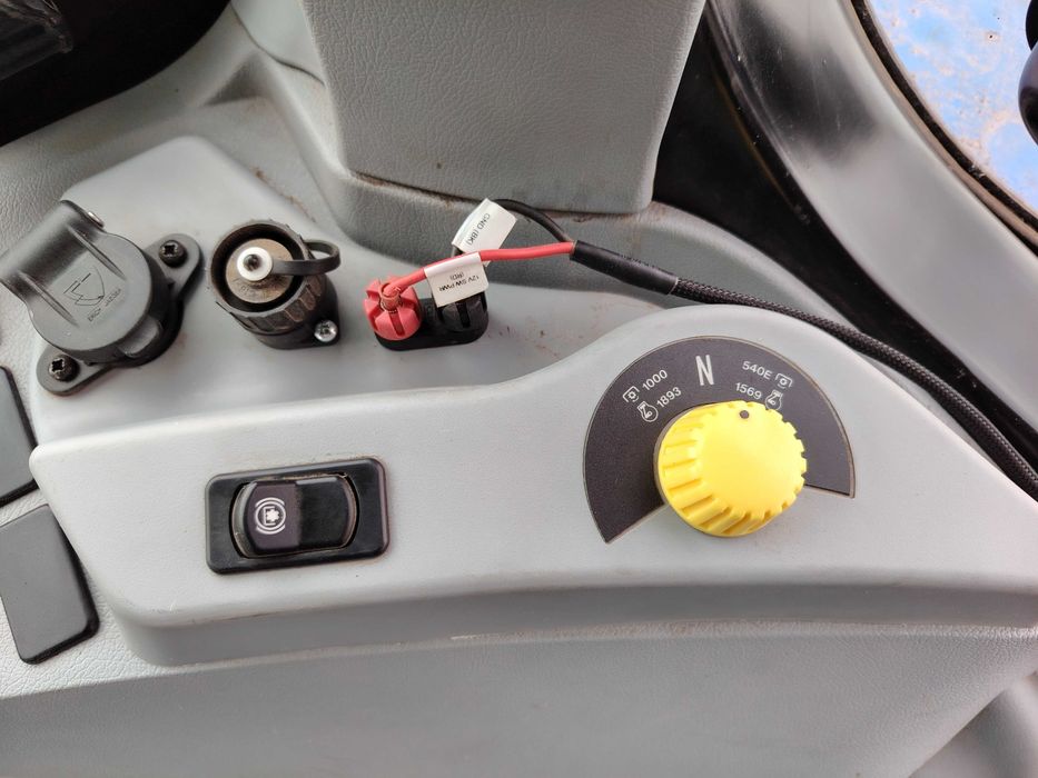 трактор New Holland 7070