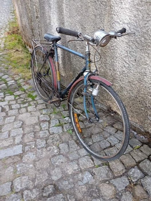 Vendo esta bicicleta muita bonita bom estado antiga