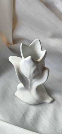 Jarra branca em forma de tulipa