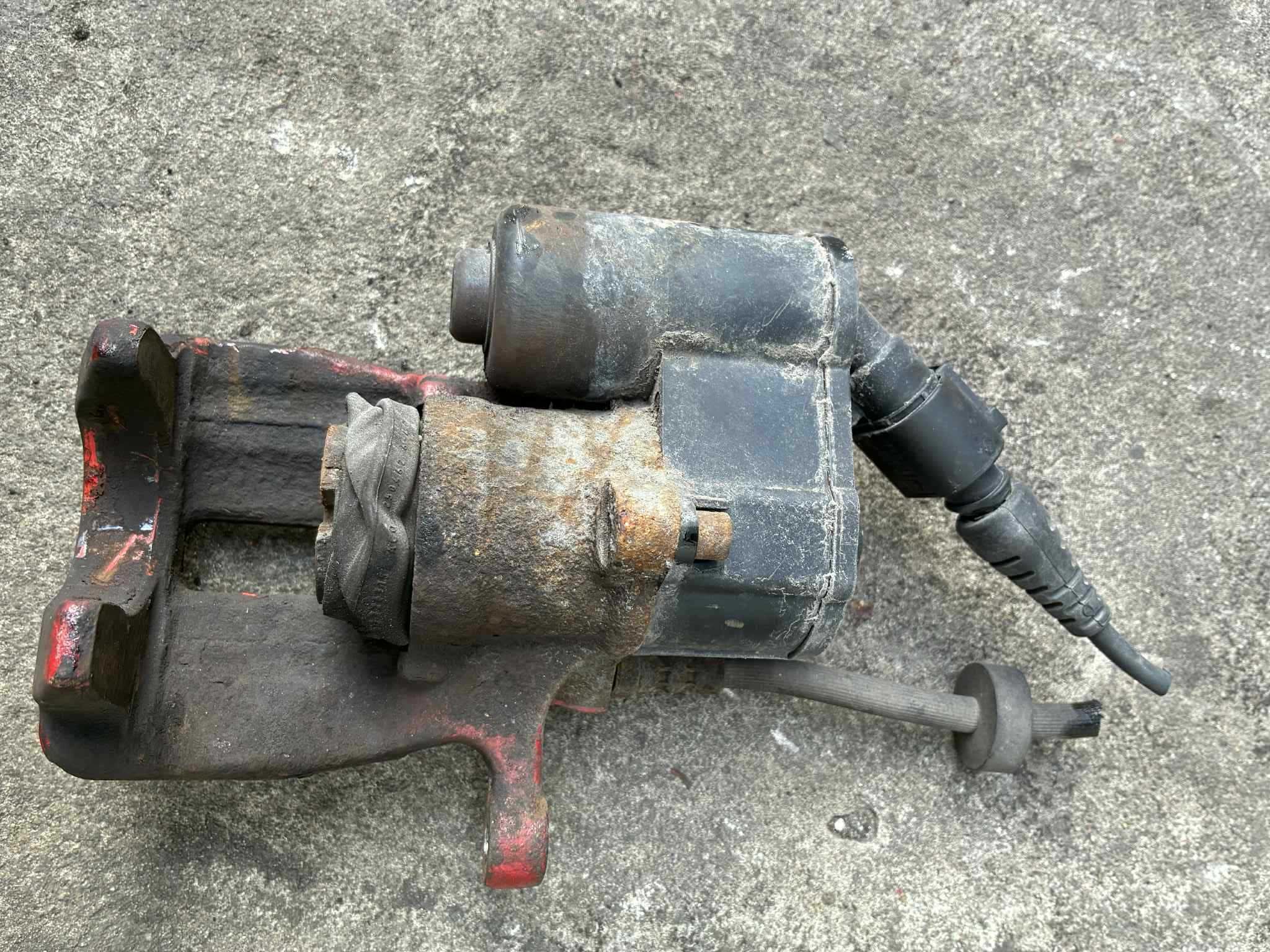 zacisk hamulca hamulcowy prawy tył tylny audi a6 c6
