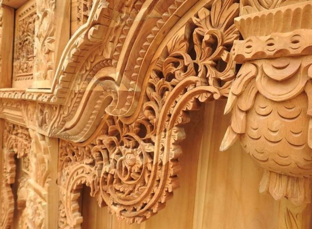 Drzwi ozdobne, wrota, z drewna egzotycznego teak, ręcznie rzeźbione.