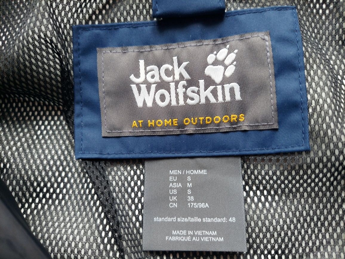 Куртка вітровка фірми Jack Wolfskin jasper Texapore оригінал 

Розмір