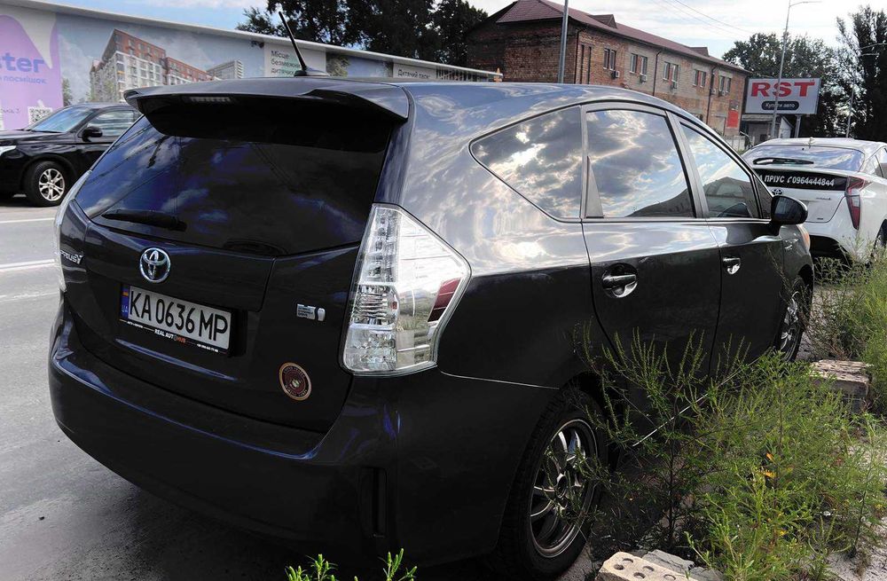 Аренда з викупом Toyota Prius V