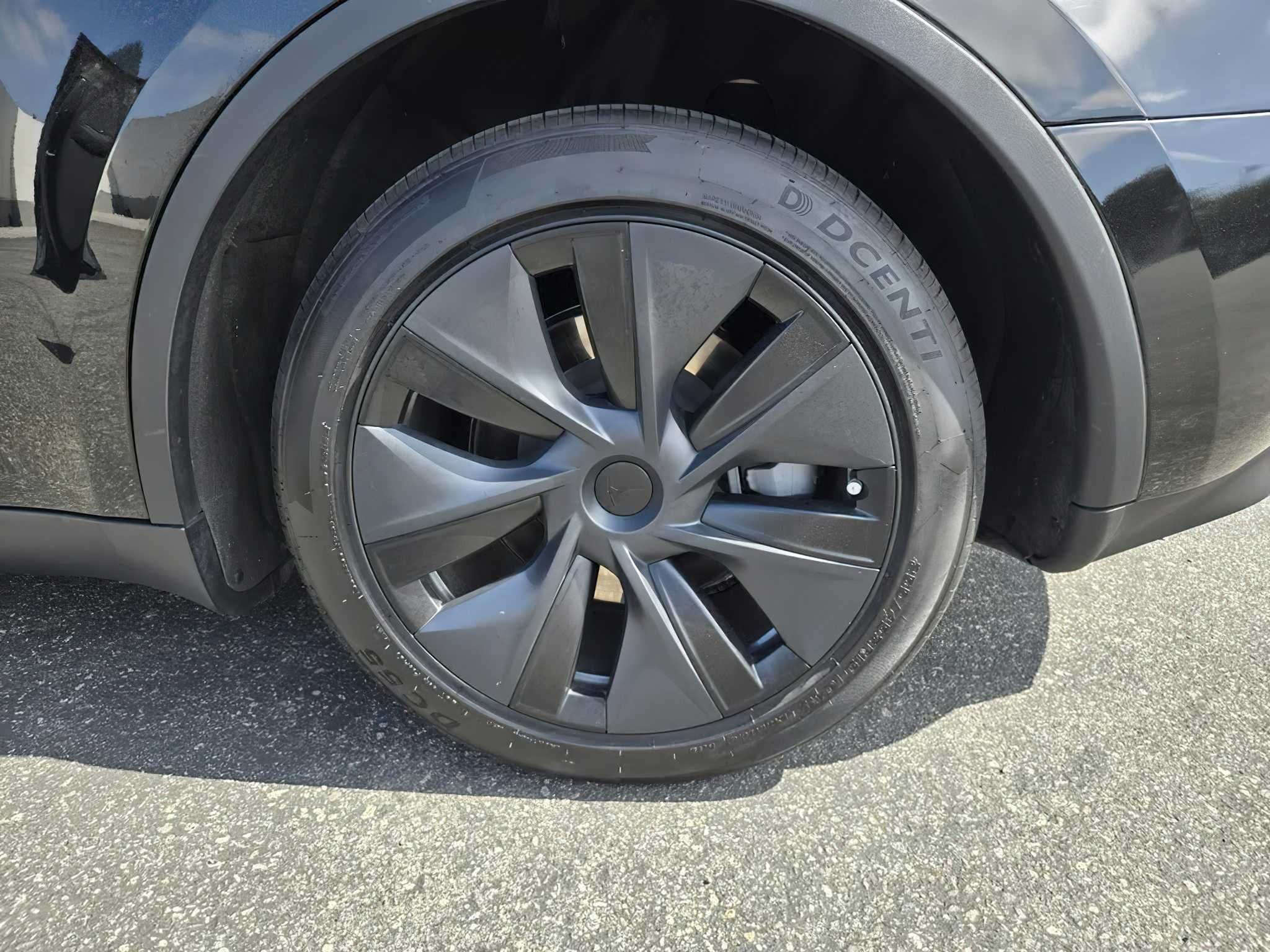 Tesla Model Y Long Range      2025