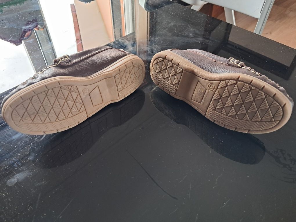Sapatos de menino em pele