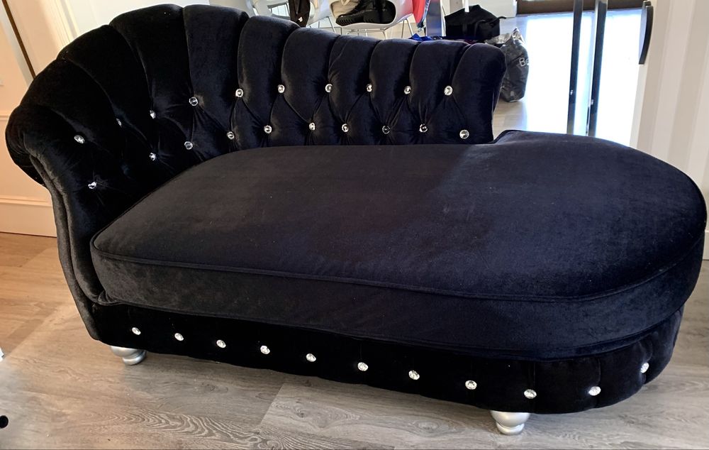 Sofá de veludo preto em capitoné