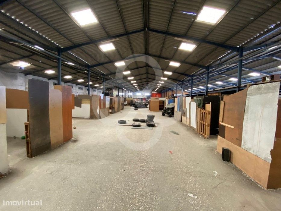 Armazém dividido em três pavilhões com logradouro em Belas em Sintra