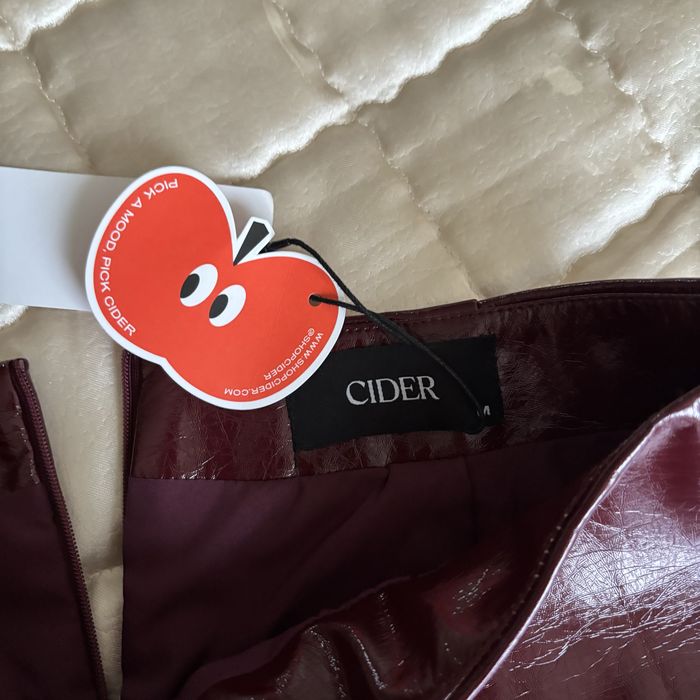 Лакована нова спідниця