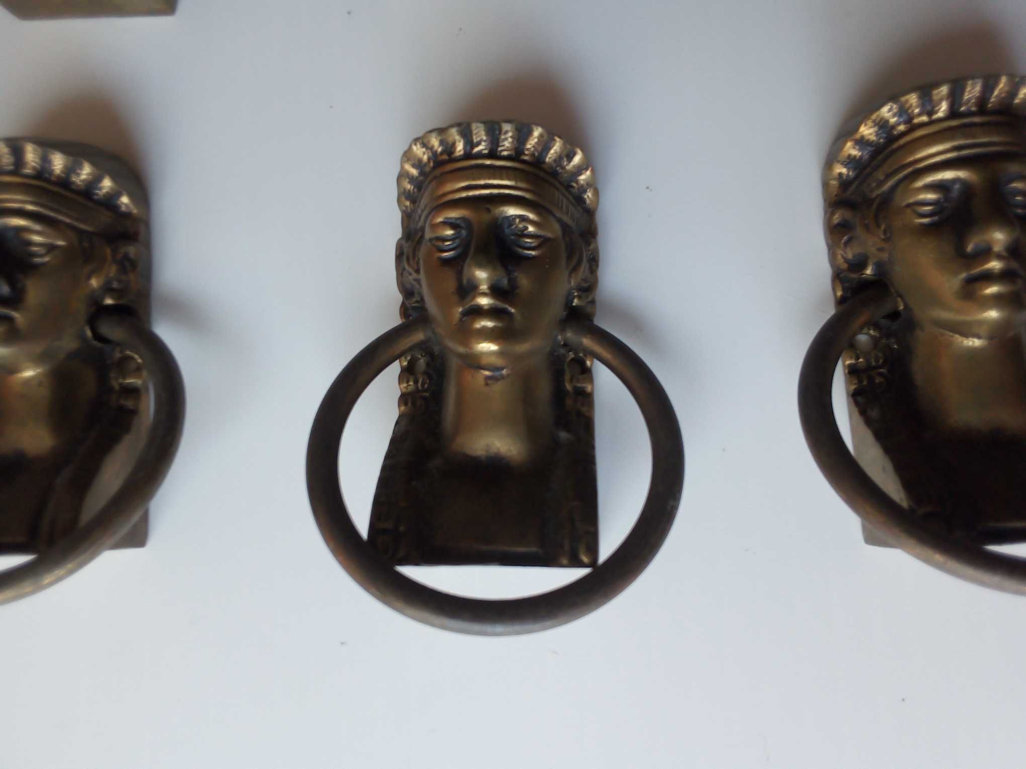 Puxadores e apliques decorativos para móvel, em latão